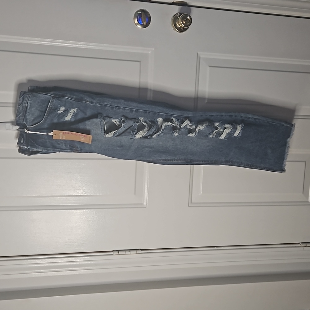 NWT-  WOMENS HIGH RISE DISTRESSED 90S BOYFRIEND JEANS